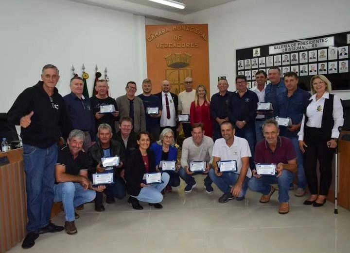Sessão Solene de Menção de Aplausos homenageou os 15 produtores rurais com o maior retorno de ICMS no município nesta quinta-feira na Câmara Municipal de Vereadores de Crissiumal